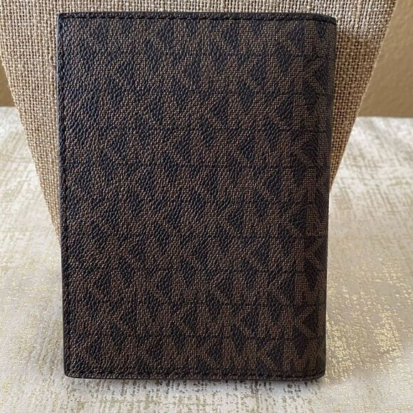 Michael Kors Jet Set Travel Passport Brown/Tan Logo Print Canvas Wallet. NWOT - Picture 2 of 7